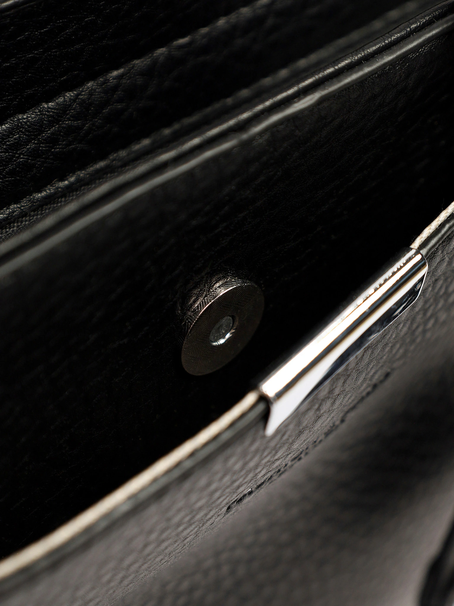 Сумка-тоут с декоративным брелком в ассортименте